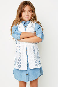 G3810 Off White Sleeveless Lace Vest Pose