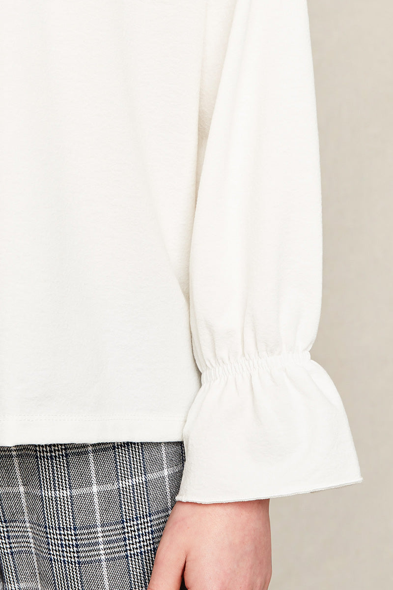 G4178 OFF WHITE Bell Sleeve Top Sleeve Detail