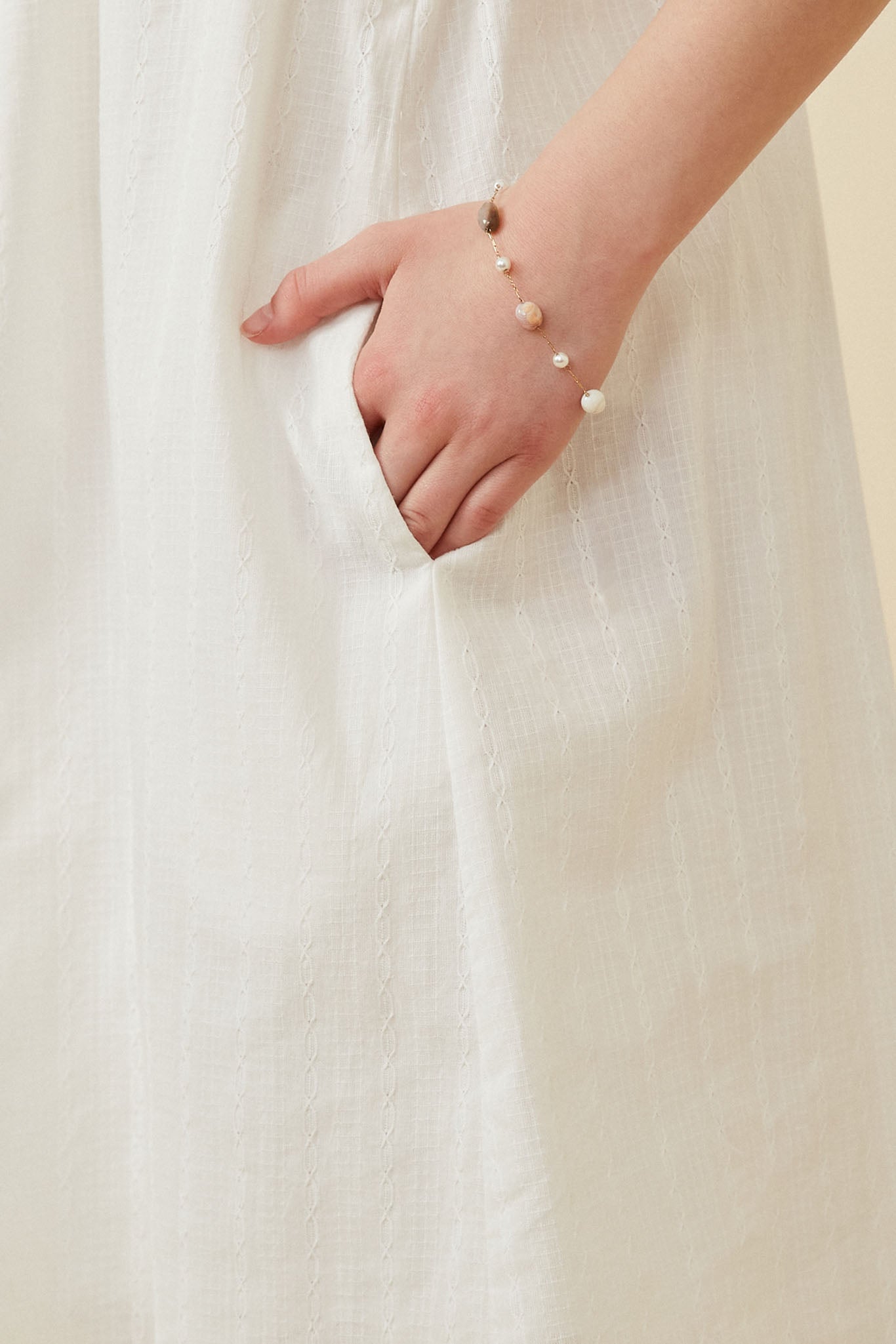 GK1375 Off White Girls Textured Lace Trim Ruffle Sleeve Dress Detail