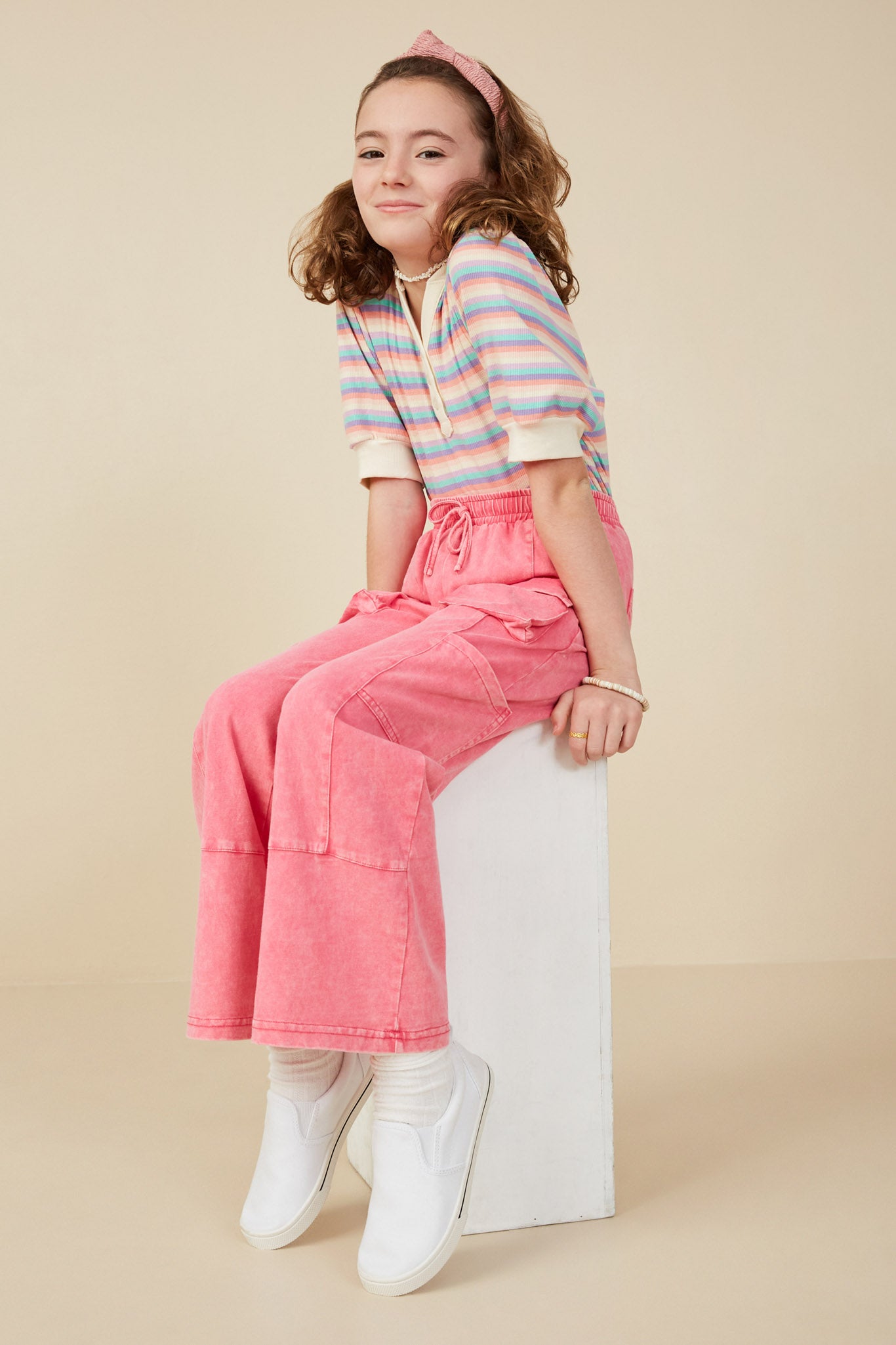 GY7814 PINK Girls Washed Cargo Pocket Detail Wide Leg Knit Pants Pose