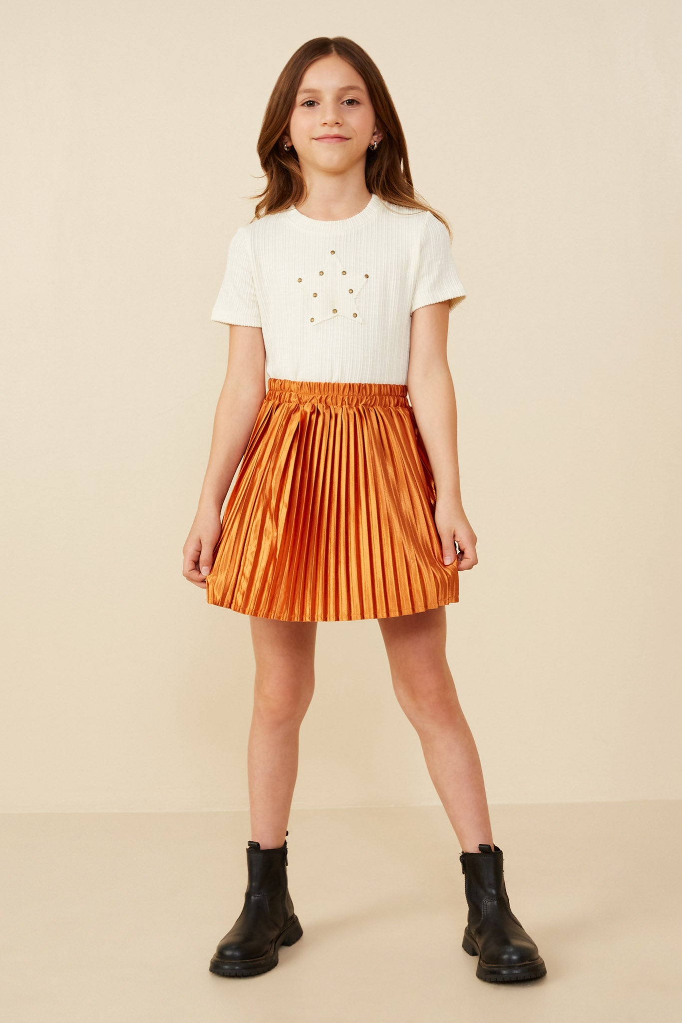 GY8395 Rust Girls Elastic Waist Metallic Pleated Skirt Pose