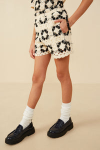 GY8913 Oatmeal Girls Quilted Crochet Elastic Waist Shorts Side